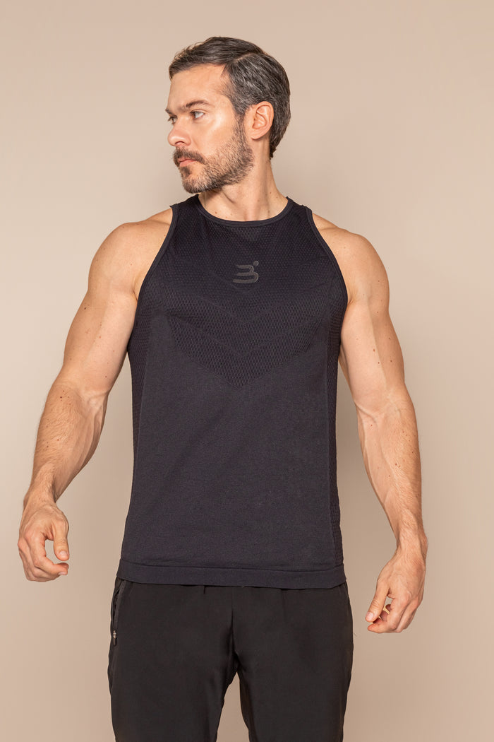 Camiseta deportiva sin mangas con paneles geométricos estratégicos