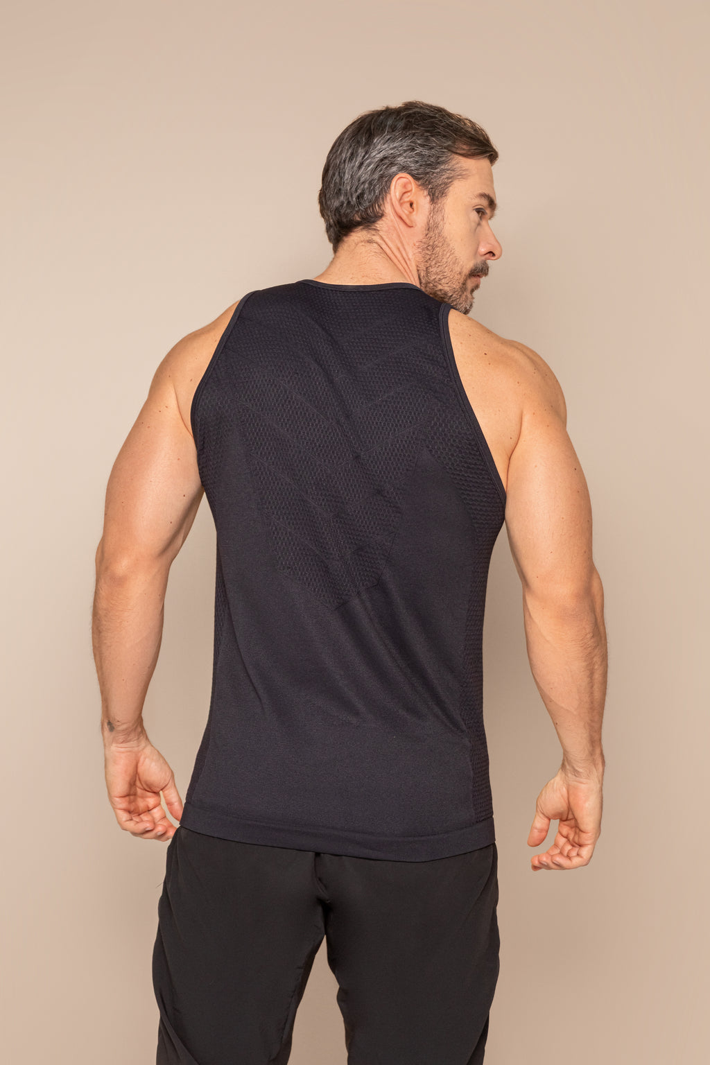 Camiseta deportiva sin mangas con paneles geométricos estratégicos