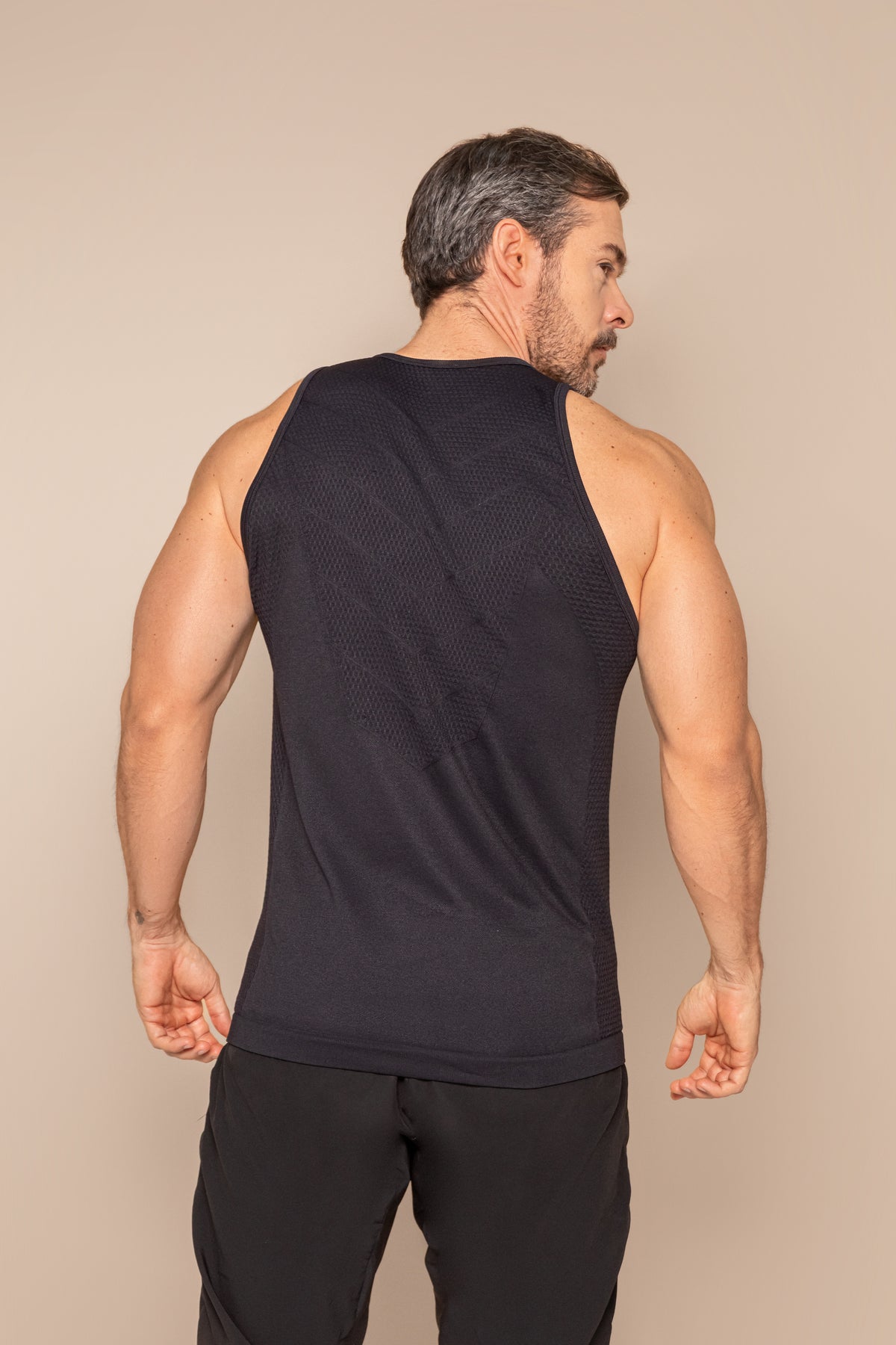 Camiseta deportiva sin mangas con paneles geométricos estratégicos