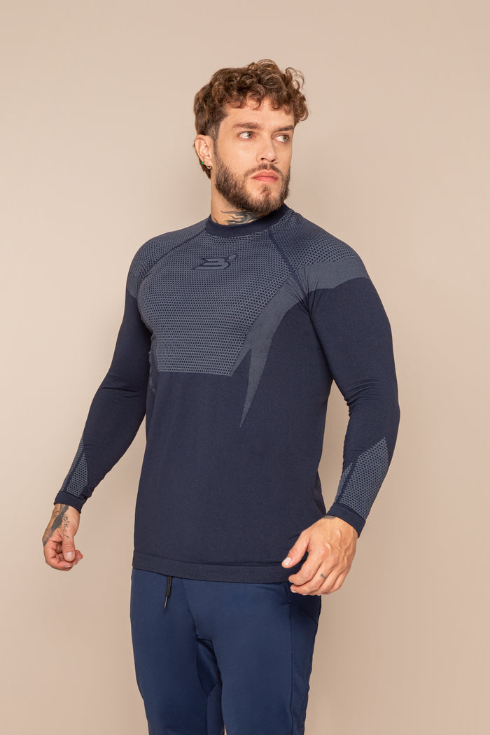 Camiseta deportiva de manga larga con cortes estratégicos que realzan