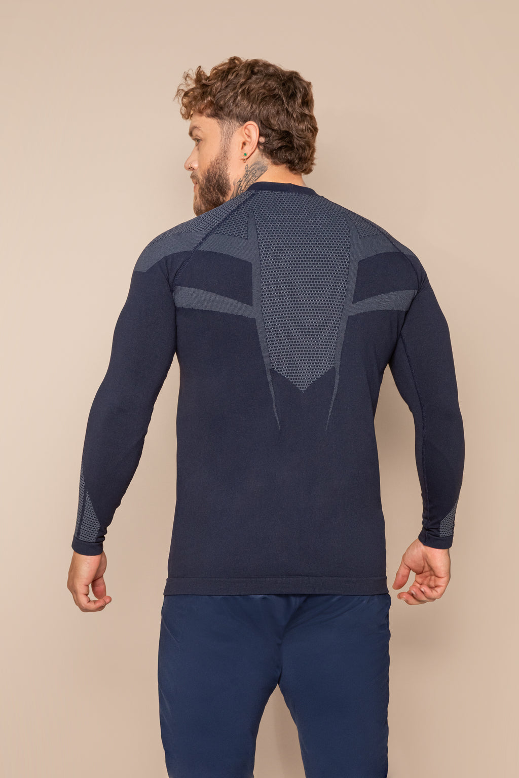 Camiseta deportiva de manga larga con cortes estratégicos que realzan