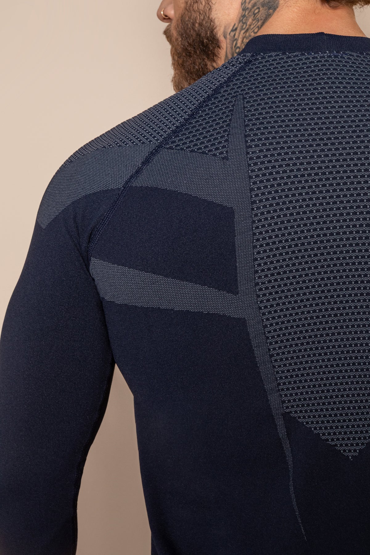 Camiseta deportiva de manga larga con cortes estratégicos que realzan