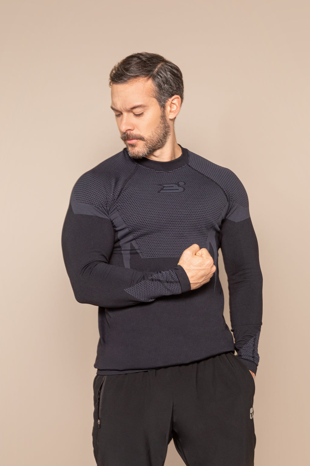 Camiseta deportiva de manga larga con cortes estratégicos que realzan