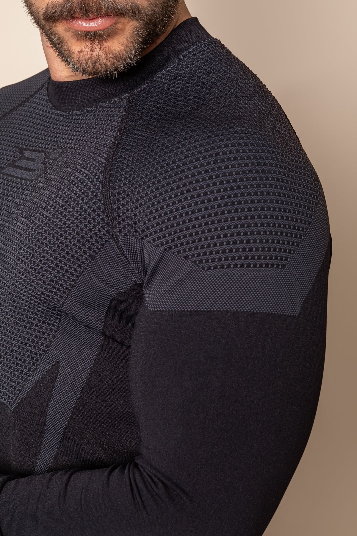 Camiseta deportiva de manga larga con cortes estratégicos que realzan