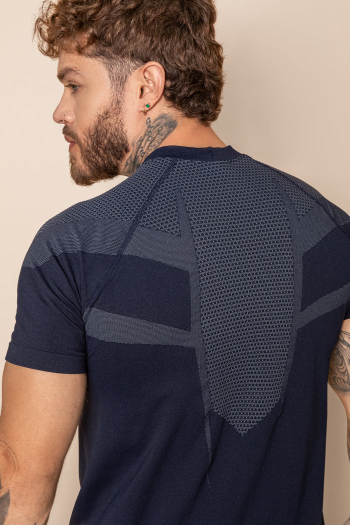 Camiseta deportiva de manga corta con diseño geométrico estratégico
