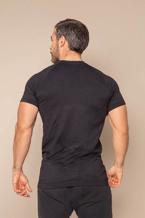 Camiseta deportiva de manga corta con diseño geométrico estratégico