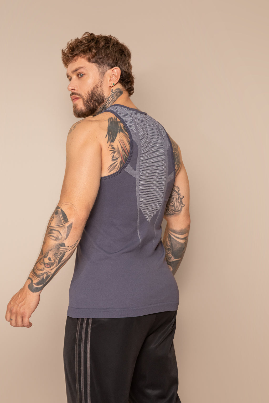 Camiseta deportiva tipo esqueleto con espalda olimpica