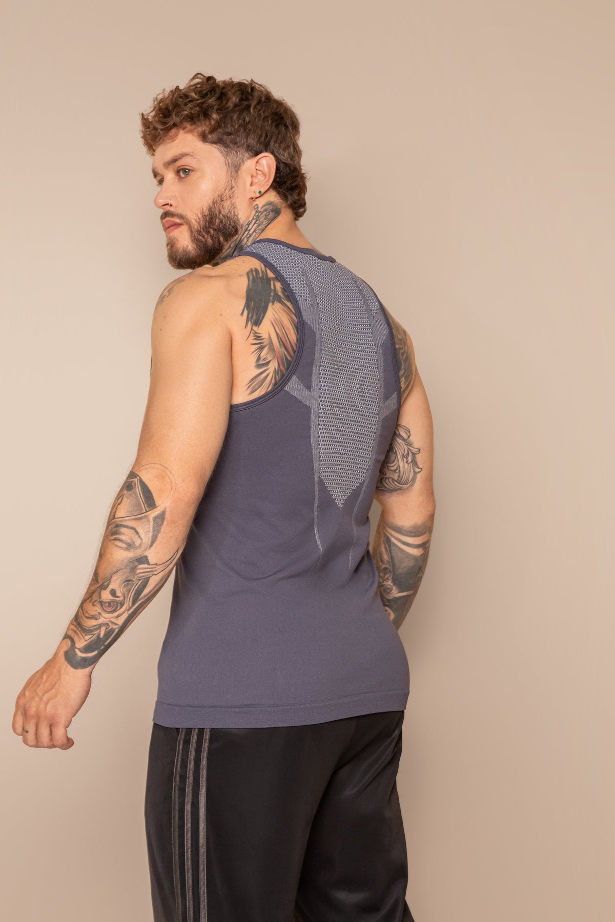 Camiseta deportiva tipo esqueleto con espalda olimpica