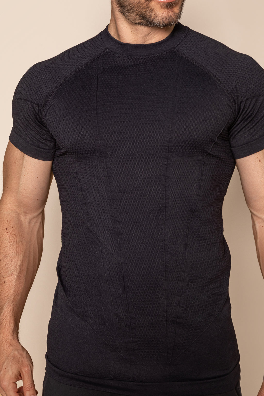Camiseta deportiva de manga corta con diseño geométrico estratégico