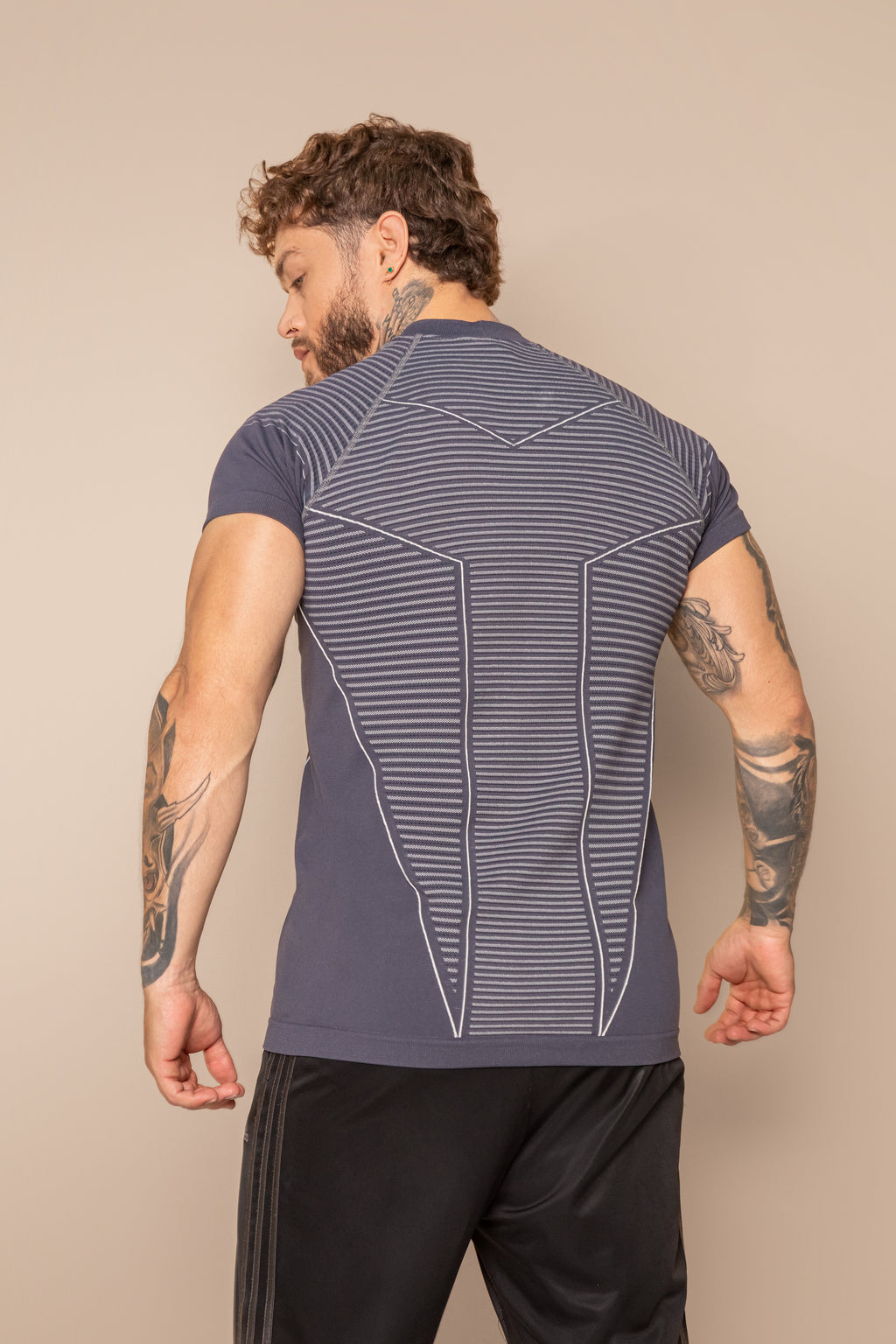 Camiseta deportiva de manga corta con diseño geométrico estratégico