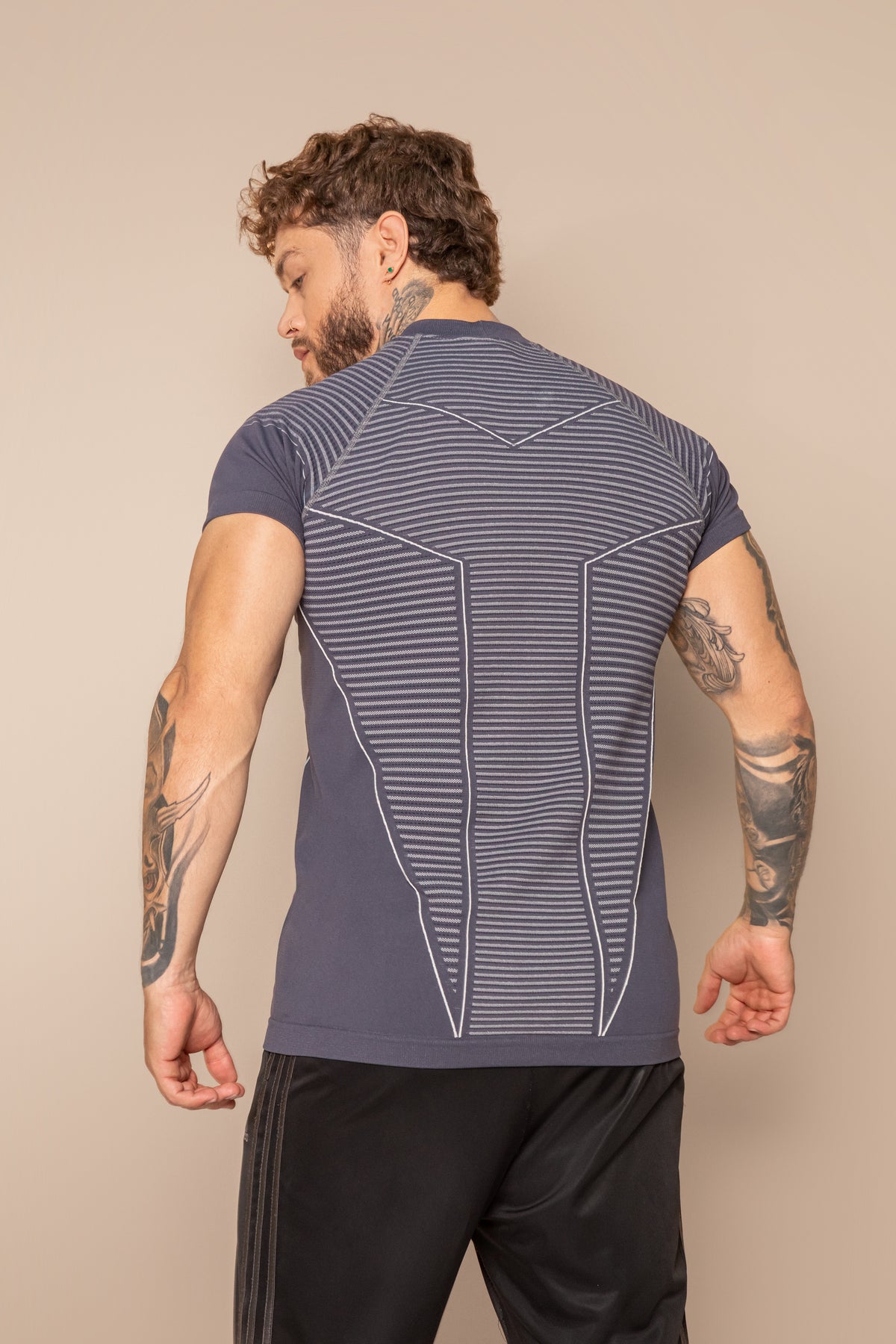 Camiseta deportiva de manga corta con diseño geométrico estratégico