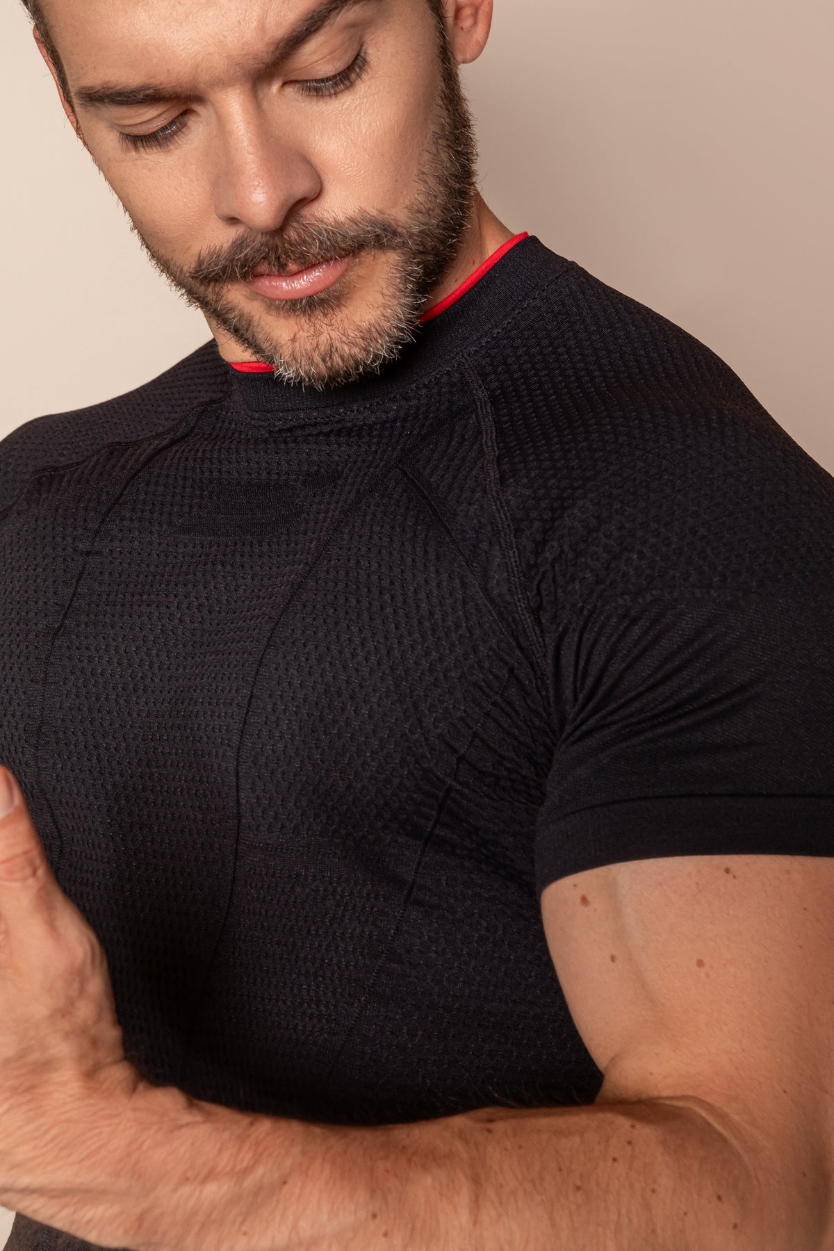 Camiseta deportiva de manga corta con diseño geométrico estratégico