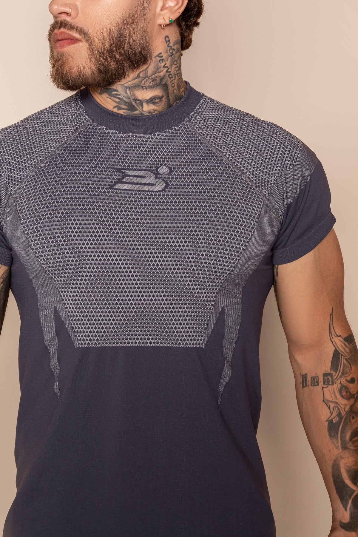 Camiseta deportiva de manga corta con paneles de compresión