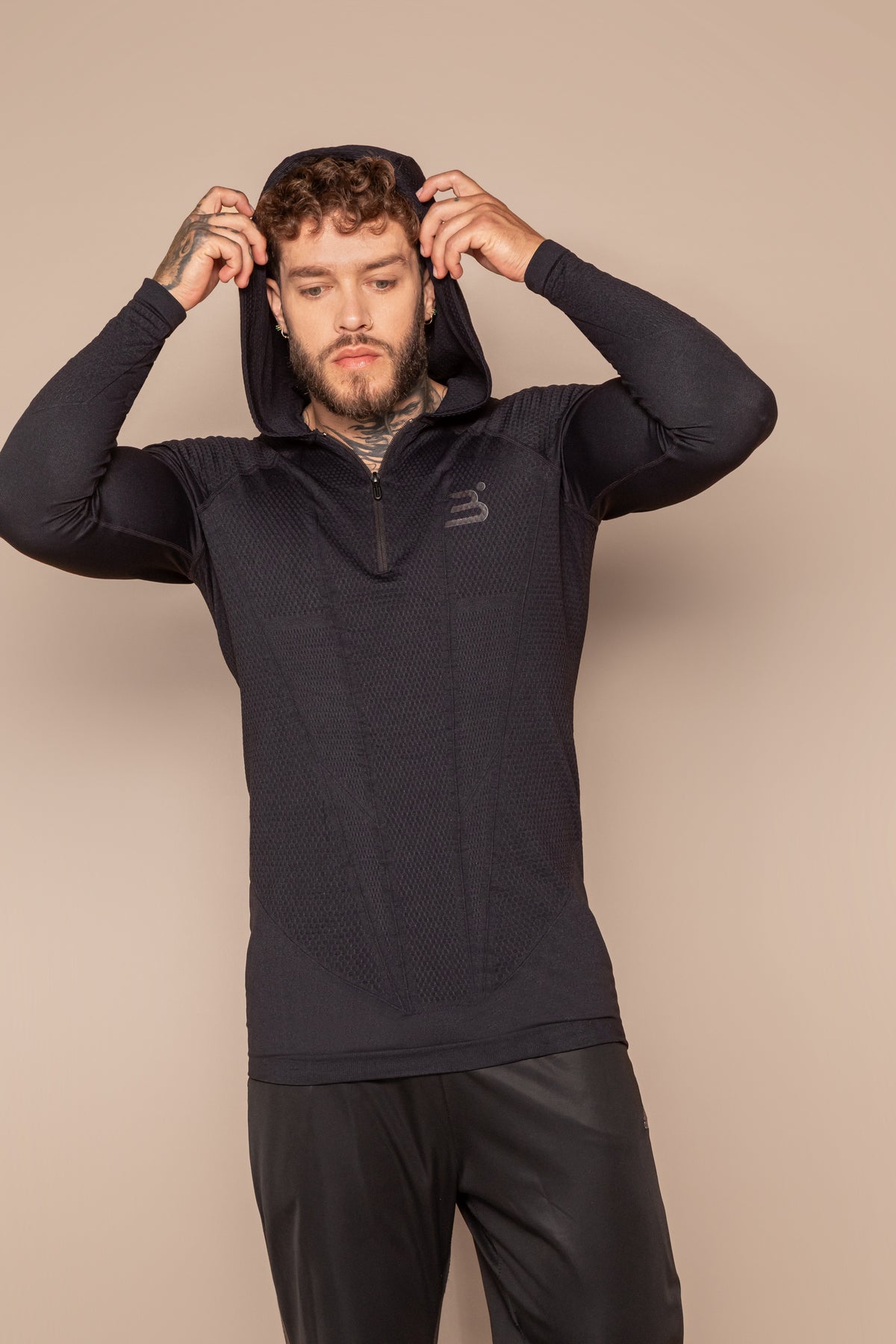 Buso deportivo de manga larga con capucha de diseño geométrico
