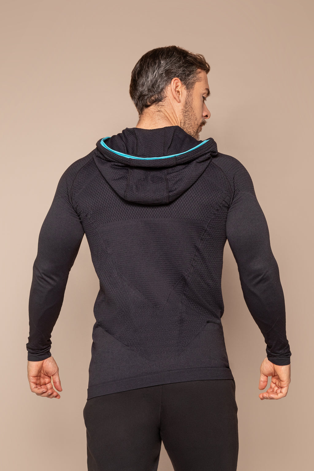 Buso deportivo de manga larga con capucha de diseño geométrico