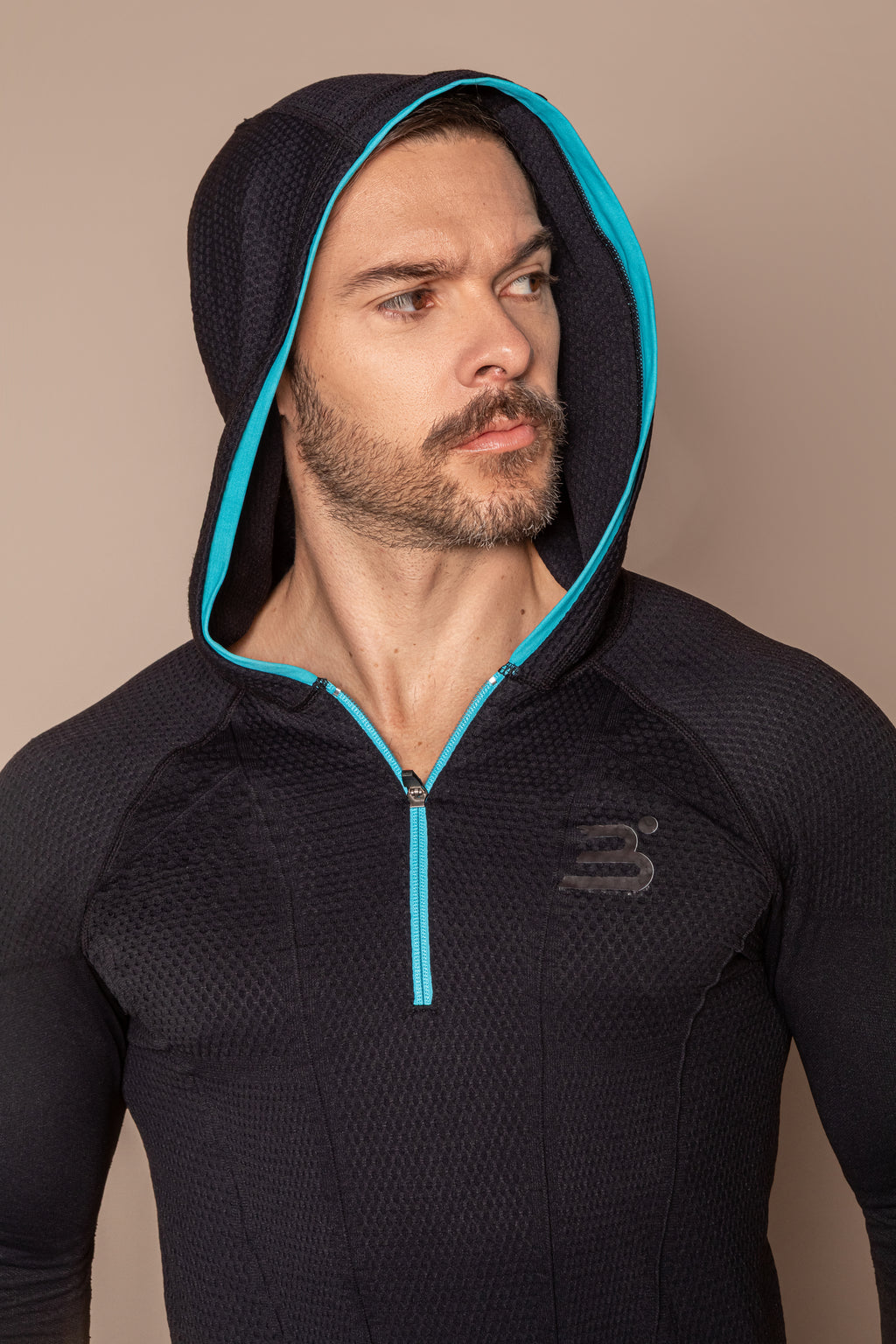 Buso deportivo de manga larga con capucha de diseño geométrico